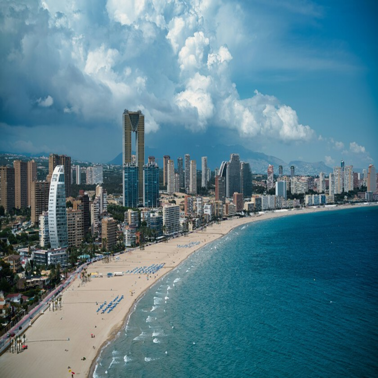 Benidorm se enfrenta a un problema más grave que el turismo masivo: una deuda de 340 millones de euros que amenaza su estabilidad financiera y pone en riesgo su solvencia.