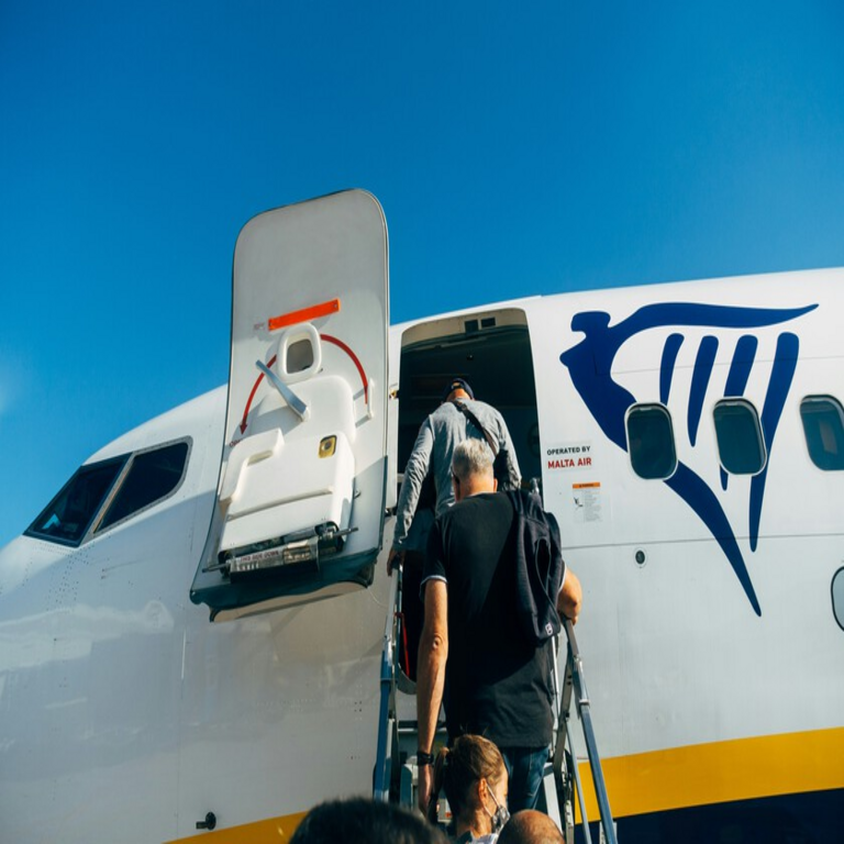 En su disputa con el Gobierno, Ryanair anuncia una reducción de un millón de plazas para el próximo invierno en aeropuertos de provincia.