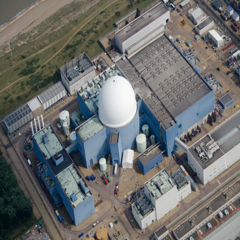 El reactor nuclear más complejo del mundo ha sido activado en el Reino Unido, siendo designado por sus críticos con el término “monstruo”.