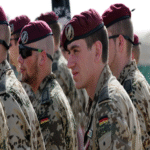 Ante el resurgimiento del conflicto en Europa, Alemania adopta una medida extrema: reinstaurar el servicio militar obligatorio.