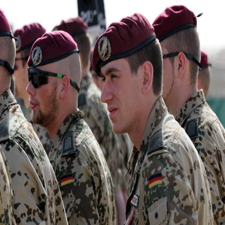 Ante el resurgimiento del conflicto en Europa, Alemania adopta una medida extrema: reinstaurar el servicio militar obligatorio.
