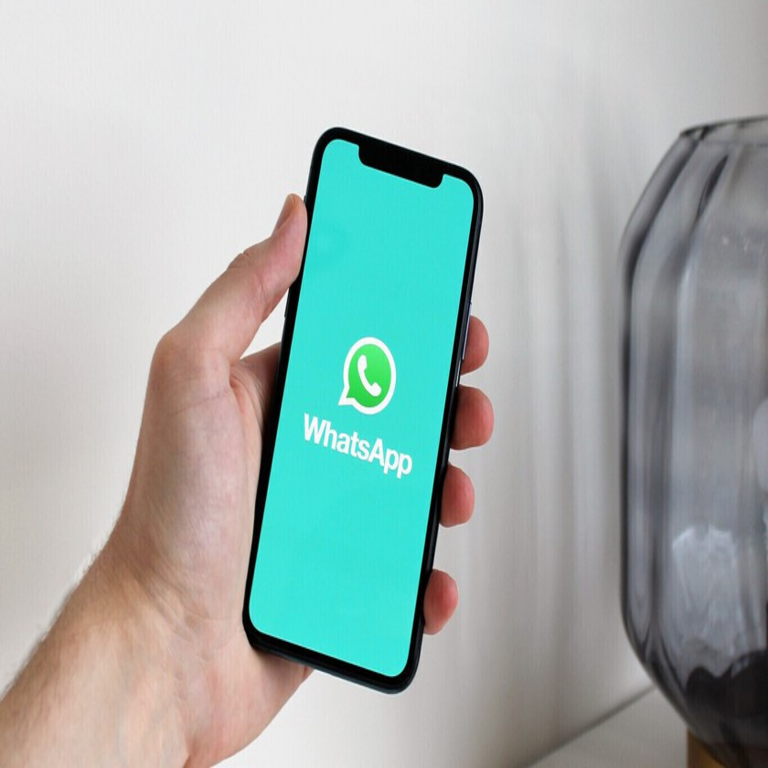 Meta implementa una función de asistencia basada en inteligencia artificial para sugerir respuestas en WhatsApp cuando el usuario no sabe qué escribir.