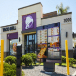 Taco Bell implementa una inteligencia artificial para gestionar pedidos en autoservicio; sin embargo, las bromas de solicitar 18.000 vasos de agua han motivado una reevaluación del sistema.