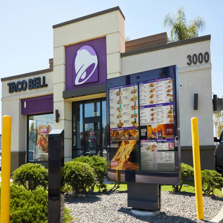 Taco Bell implementa una inteligencia artificial para gestionar pedidos en autoservicio; sin embargo, las bromas de solicitar 18.000 vasos de agua han motivado una reevaluación del sistema.