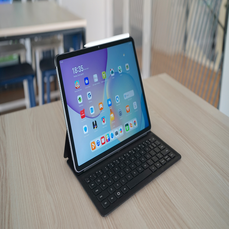 La Huawei MatePad 11.5 (2025) me ha cautivado debido a su pantalla con tratamiento antirreflectante y su excepcional autonomía de batería.