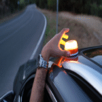 La Dirección General de Tráfico esclarece de manera definitiva la obligatoriedad del uso de la baliza luminosa V16 para motocicletas a partir del mes de enero.