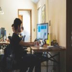 A pesar de las afirmaciones predominantes en Silicon Valley, la educación superior continúa siendo un factor determinante para la empleabilidad, con una tasa de desempleo del 5,7% entre los individuos con mayor nivel de formación.