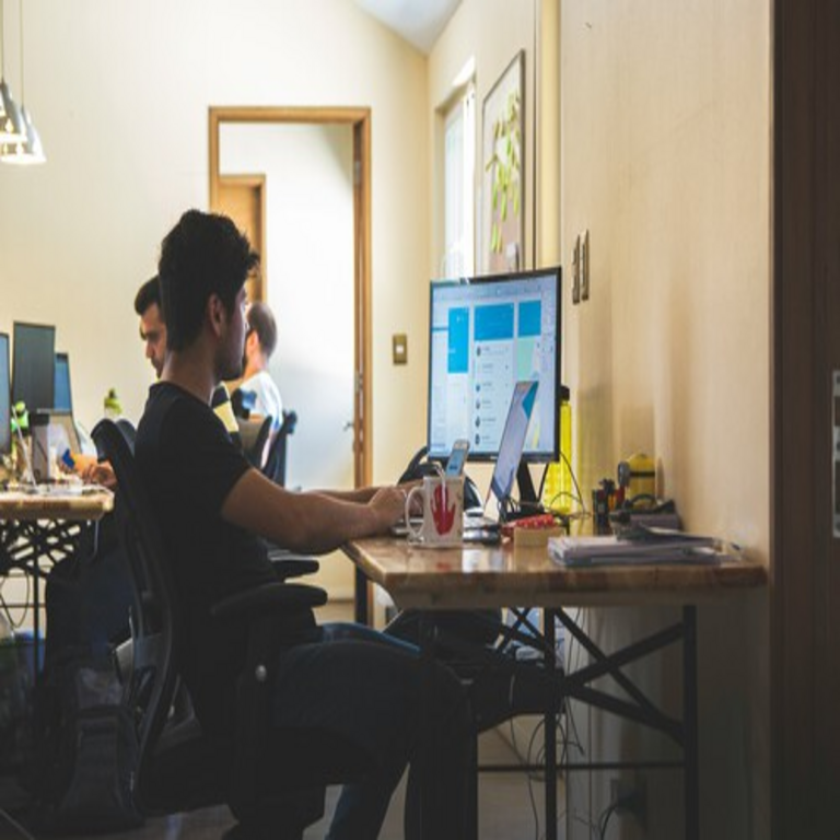 A pesar de las afirmaciones predominantes en Silicon Valley, la educación superior continúa siendo un factor determinante para la empleabilidad, con una tasa de desempleo del 5,7% entre los individuos con mayor nivel de formación.