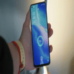 Carga de dispositivos móviles en puertos USB públicos: riesgos de sustracción de datos y medidas de prevención.