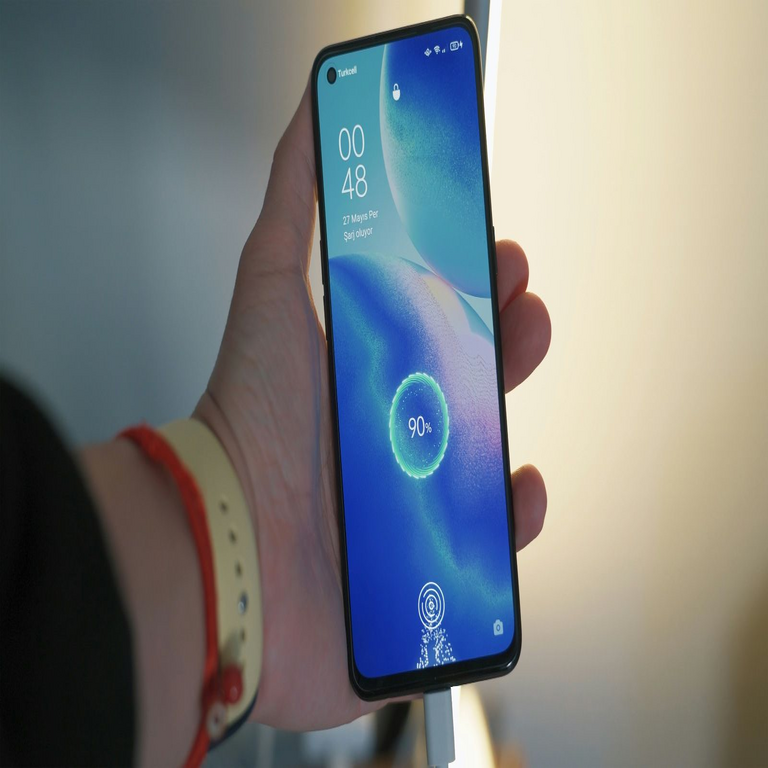 Carga de dispositivos móviles en puertos USB públicos: riesgos de sustracción de datos y medidas de prevención.