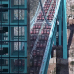El puente más alto del mundo ha sido sometido a una prueba de carga singular, soportando exitosamente el peso simultáneo de 96 camiones.
