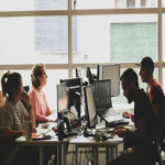 Los reportes sobre inteligencia artificial y empleo constituyen ya un género en sí mismo: cada uno proyecta un escenario futuro distinto, y todos parecen plausibles.