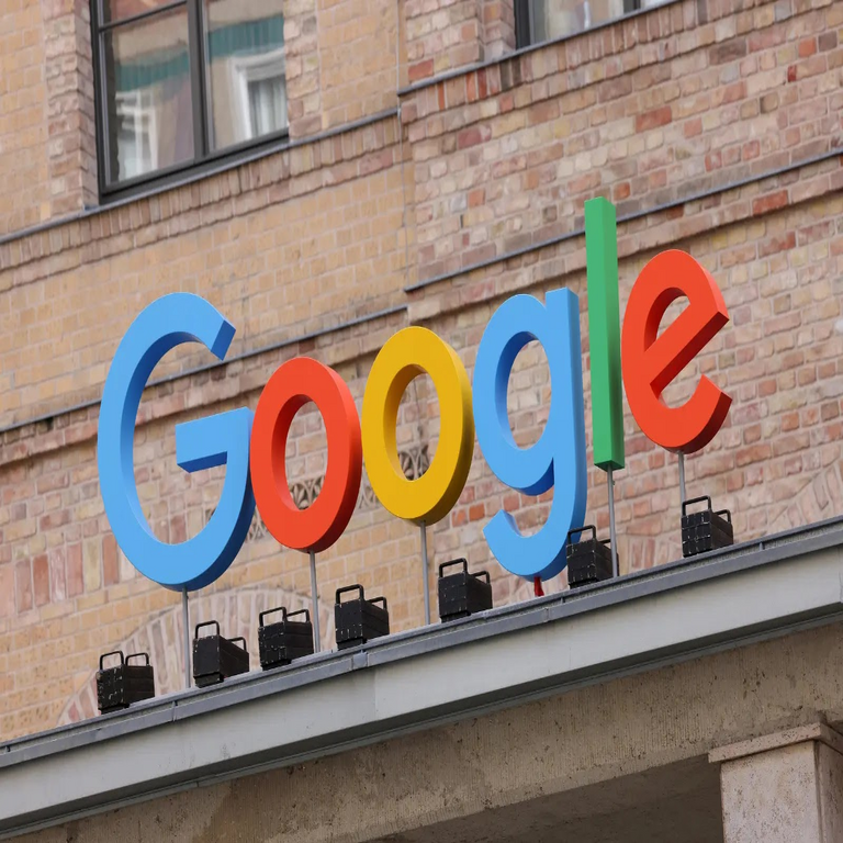 Presuntos hackers exigen el despido de dos empleados de Google bajo amenaza de filtrar datos.
