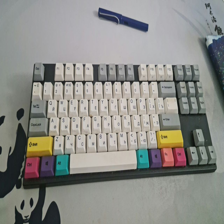 Teclados para trabajo y escritura: desde las membranas de oficina hasta el ideal mecánico.