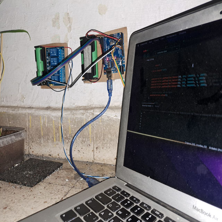 Controlador para gestión de bombas de riego con Arduino Uno mediante sensores de humedad de suelo capacitivos v2.