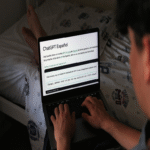 La juventud adopta la inteligencia artificial como herramienta de estimulación íntima mediante prácticas de ‘sexting’ con chatbots, un fenómeno extendido en sus círculos sociales.