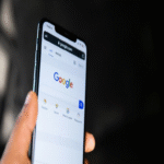 Google podría continuar desembolsando miles de millones a Apple, aunque bajo condiciones modificadas: así está evolucionando el negocio más rentable de Tim Cook.