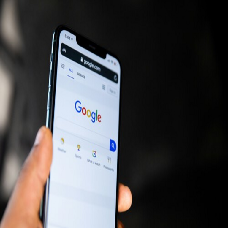 Google podría continuar desembolsando miles de millones a Apple, aunque bajo condiciones modificadas: así está evolucionando el negocio más rentable de Tim Cook.
