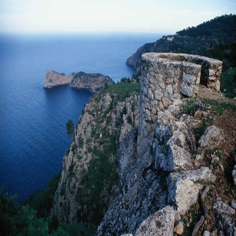 Las Islas Baleares enfrentan una crítica escasez hídrica, atribuyéndose al turismo como factor determinante; las plantas desaladoras emergen nuevamente como la solución estratégica.