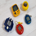 A lo largo de tres décadas, se han comercializado 100 millones de unidades de Tamagotchi, cuya demanda sostenida se atribuye a un factor clave: la nostalgia generacional millennial.