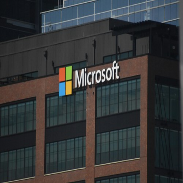 Microsoft implementa una reestructuración estratégica en su fuerza de ventas, reemplazando personal comercial con especialistas en inteligencia artificial para optimizar la monetización de sus capacidades de IA.