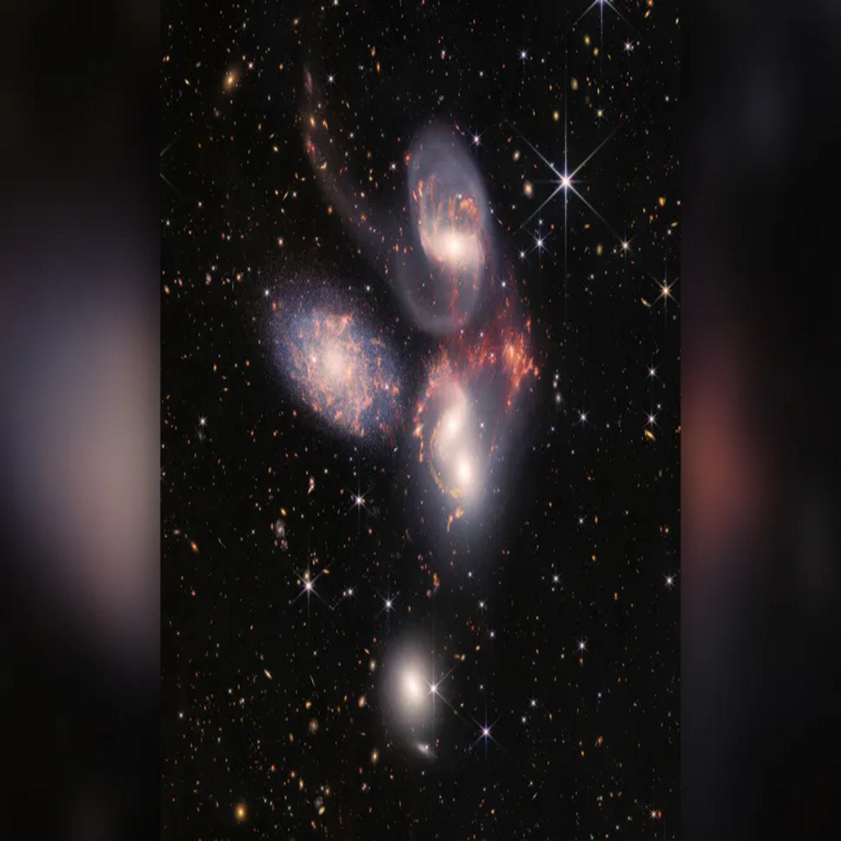 El telescopio Webb detecta una colisión de cinco galaxias excepcionalmente rara en el universo primitivo.