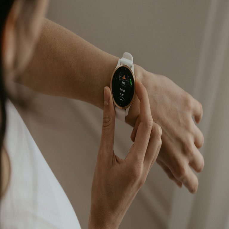 Científicos chinos desarrollan una pulsera que transforma calor corporal en electricidad, con potencial para revolucionar la tecnología de relojes inteligentes.