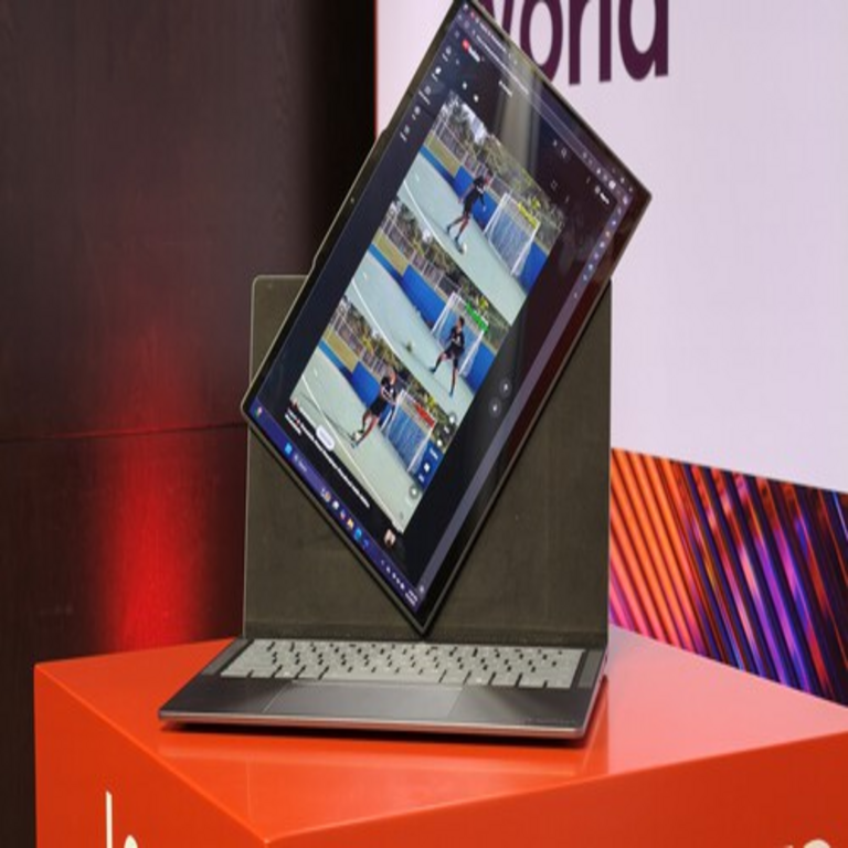En la era de TikTok, las pantallas de los ordenadores portátiles mantienen su orientación horizontal; la propuesta de Lenovo incorpora un panel giratorio.