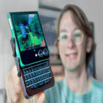 Un creador de YouTube, insatisfecho con la monotonía de los dispositivos móviles convencionales, desarrolló su propio smartphone, cuyo resultado es notablemente insólito.