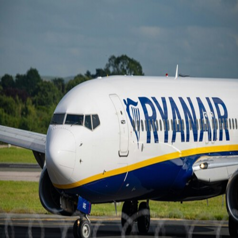 Iberia Express incrementa su capacidad en 30.000 plazas para las Islas Canarias tras la salida de Ryanair, un vacío generado por un conflicto en la política de tasas aeroportuarias.