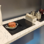 Samsung incorpora la campana extractora en una innovadora placa de inducción para eliminar olores en cocinas.
