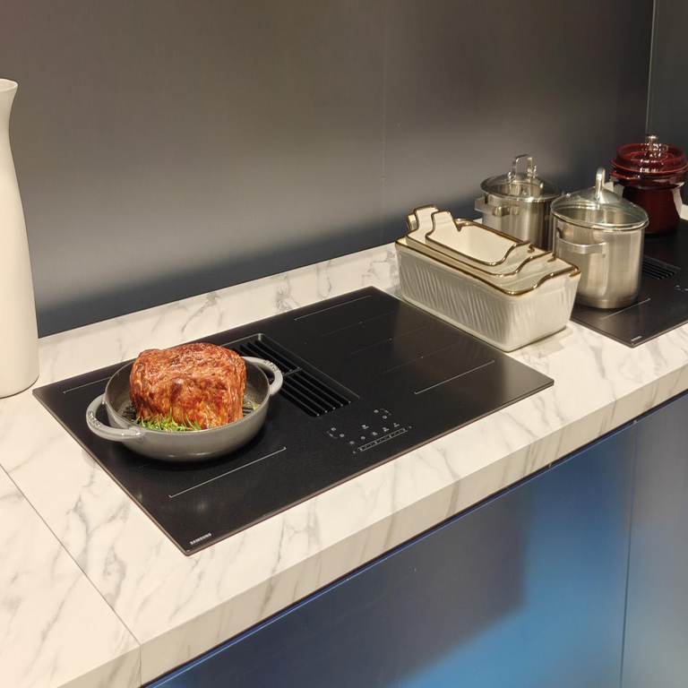 Samsung incorpora la campana extractora en una innovadora placa de inducción para eliminar olores en cocinas.