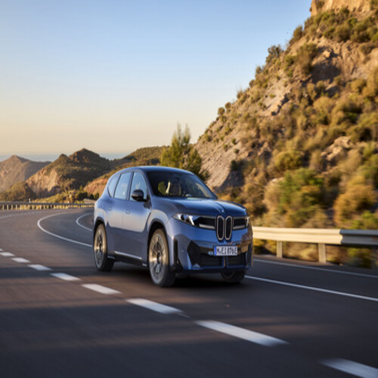 El BMW iX3 representa la reinvención estratégica de una marca emblemática y una respuesta directa al mercado chino: 370 km de autonomía en 10 minutos de carga y un compromiso integral con el desarrollo de software.