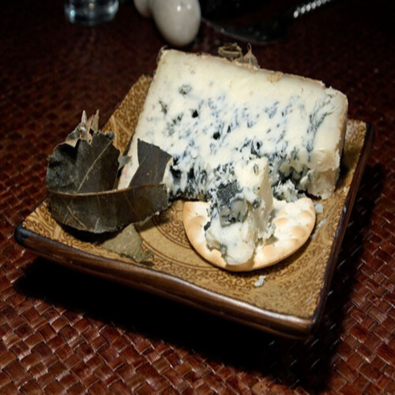 En Asturias, un individuo adquirió el queso más costoso del mundo por 37.000 euros, el cual sufrió una caída al suelo inmediatamente después.