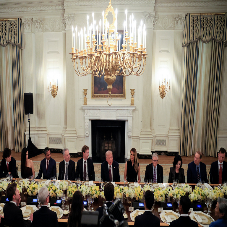 Trump congrega a los líderes de las grandes tecnológicas para garantizar las inversiones en inteligencia artificial en Estados Unidos.