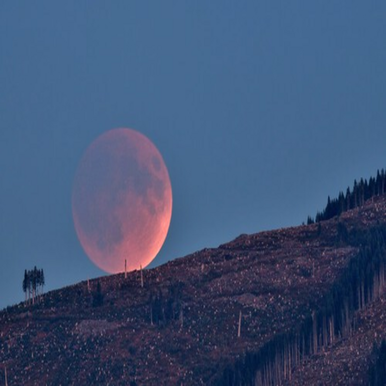 El domingo, la Luna adquirirá una tonalidad rojiza visible desde la mayor parte de España durante uno de los eclipses lunares de mayor duración de la década.