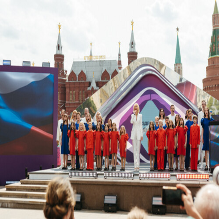 Rusia ha readoptado un festival de la era soviética como contrapeso cultural y político a Eurovisión, aunque enfrentará desafíos significativos.
