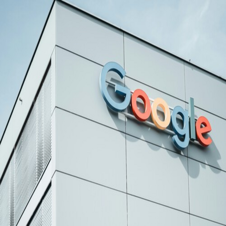 La Comisión Europea sanciona a Google con una multa de 2.950 millones de euros, siendo lo más significativo que la autoridad regulatoria exige la posible cesión de una división de su negocio publicitario.