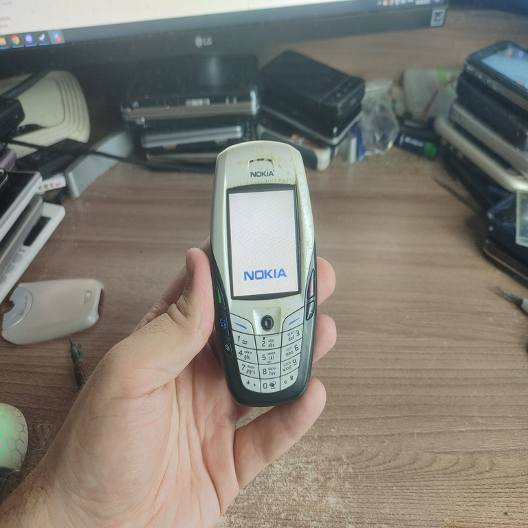 Dispositivos que quedaron en el olvido: Un análisis interno del legendario Nokia 6600.