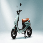 Este scooter urbano presenta un coste comparable al de una bicicleta y ofrece una autonomía de hasta 110 kilómetros por carga.