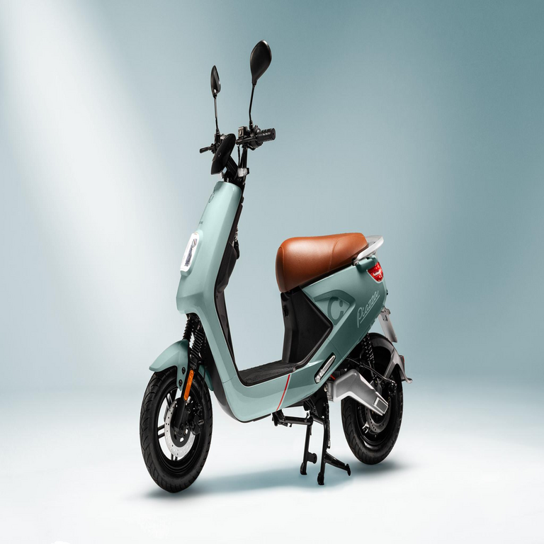 Este scooter urbano presenta un coste comparable al de una bicicleta y ofrece una autonomía de hasta 110 kilómetros por carga.
