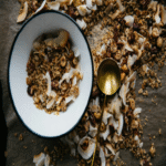 La granola se presentaba como la opción de desayuno ideal, pero la evidencia actual indica que sus características nutricionales pueden asimilarse a las de un postre.