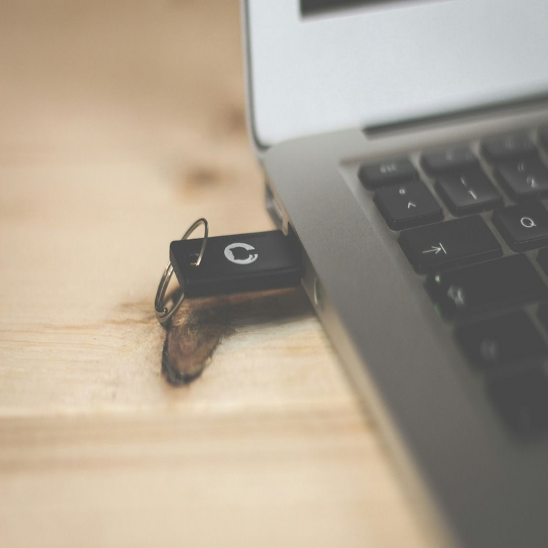 Este dispositivo USB, de apariencia convencional, posee la capacidad de comprometer el control de un equipo informático en cuestión de segundos.