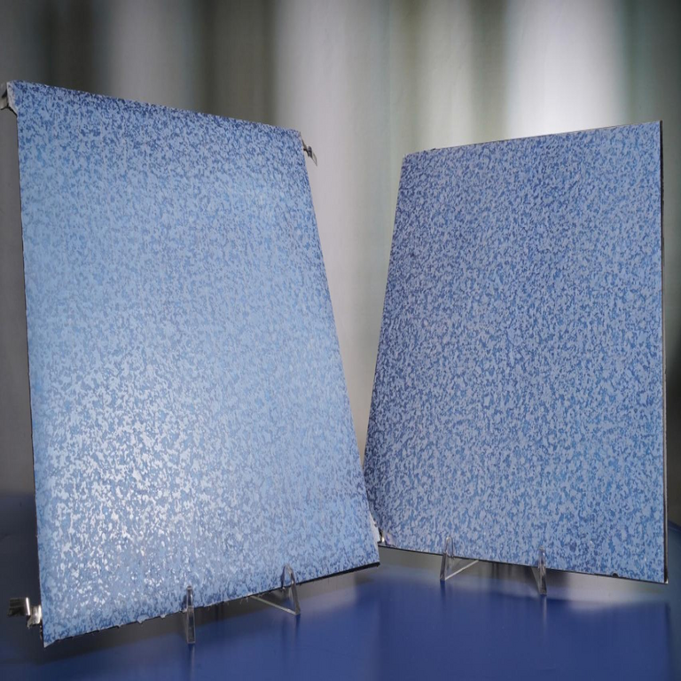 El invento que reemplazará a los paneles solares: se integra con facilidad en la fachada de los edificios y permite elegir su forma y color.