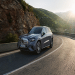 El Mercedes GLC representa una síntesis de herencia y visión futura: ofrece 700 km de autonomía e incorpora inteligencia artificial para gestionar su pantalla integral de 39,1 pulgadas.