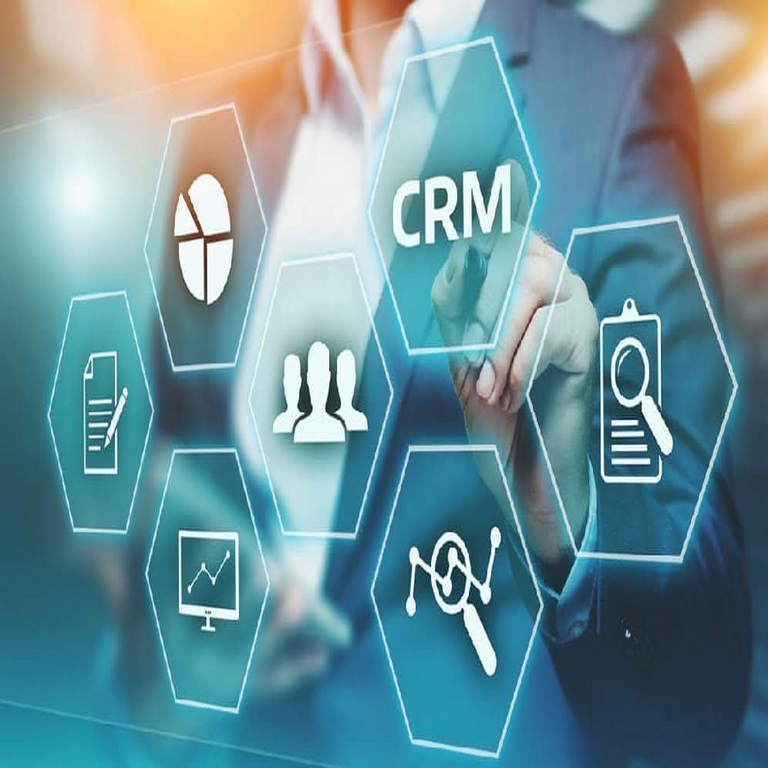 La inteligencia artificial incrementa la eficiencia operativa en los Sistemas de Gestión de Relaciones con Clientes (CRM).