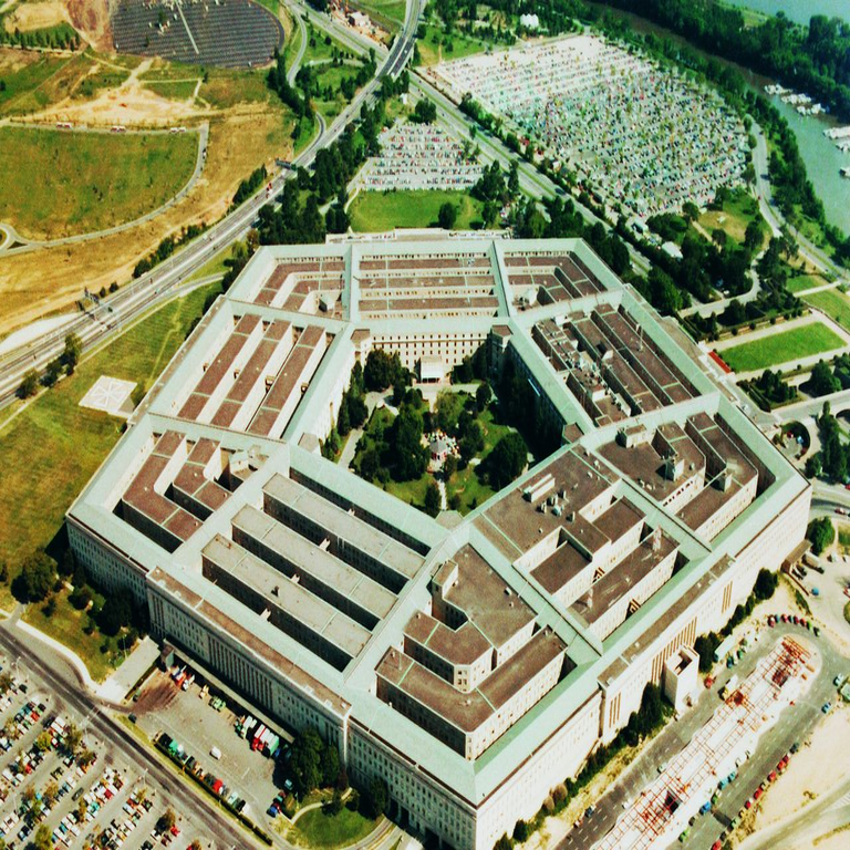Trump instruye que se denomine “Departamento de Guerra” al Pentágono, aunque la designación no es oficial.