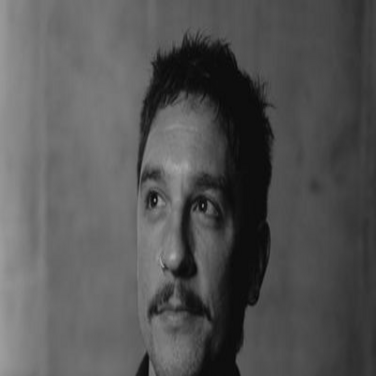 Andrés Cota Hiriart plantea que la noción del individuo es superada por el concepto del ser humano como un ecosistema en movimiento.