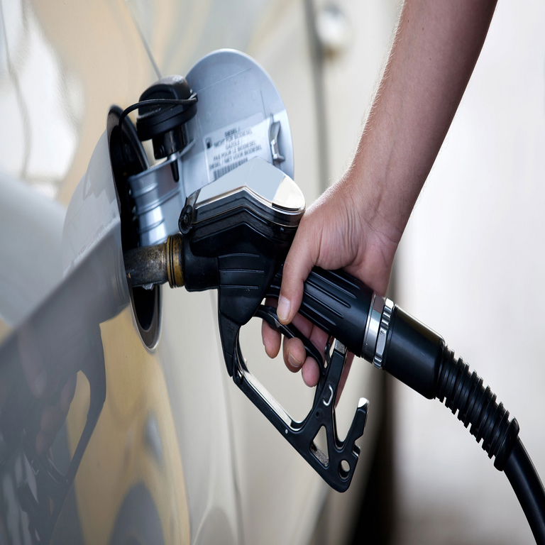 La Dirección General de Tráfico confirma la imposición de sanciones de hasta 100 euros por incurrir en una infracción común durante el repostaje de combustible en vehículos.