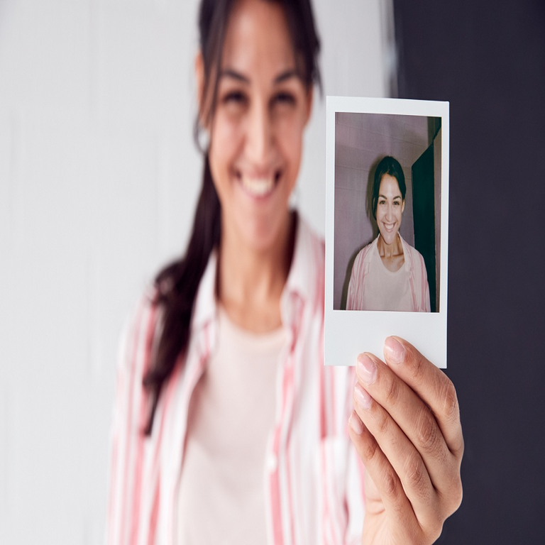 La legendaria marca Polaroid declara su oposición a la inteligencia artificial en redes sociales, promoviendo el uso de su fotografía analógica bajo el lema “Despega los ojos del móvil”.